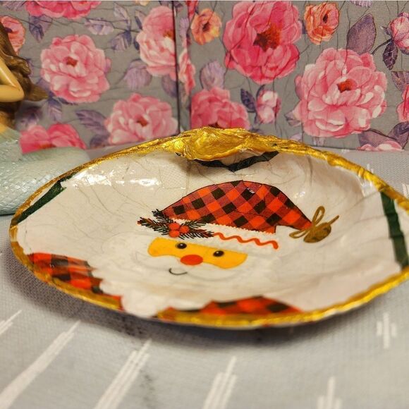 DECOUPAGE CLAM SHELL DECOUPAGE SANTA CLAUS 🧑🎄 ON A CLAM SHELL TRINKET DISH - Picture 8 of 11